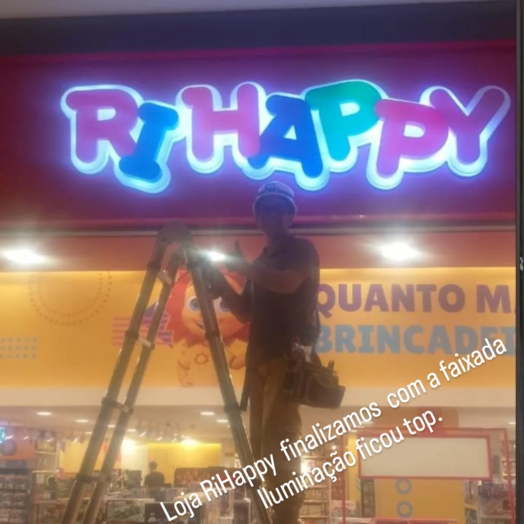 Instalação de faixada letreiro da loja RiHappy no shopping barra